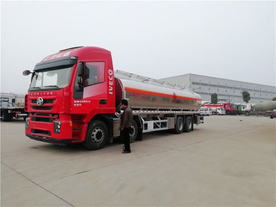 上汽紅巖29.7方前四后八鋁合金運(yùn)油車(chē)，20噸運(yùn)油車(chē)